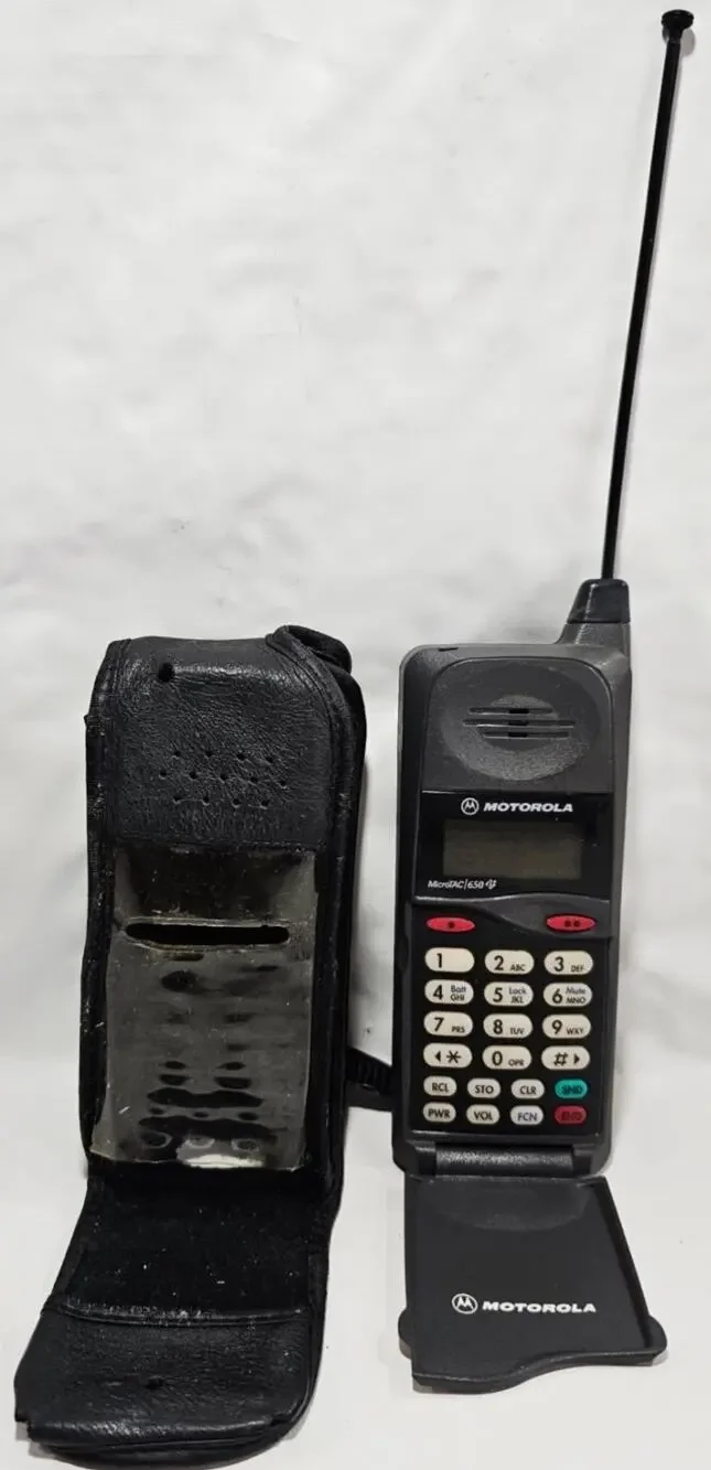 Vintage Motorola MicroTAC 650e Flip Cell Phone with Cover For Parts Untested